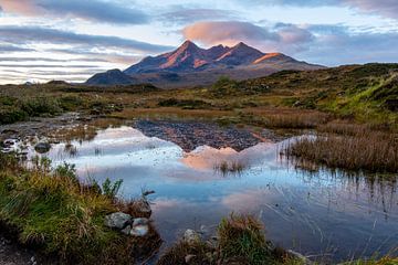 Lac miroir avec montagnes au lever du soleil sur Skye sur Annette Schoof