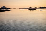 Zonsondergang met eilanden - midnight-sun van Ellis Peeters thumbnail