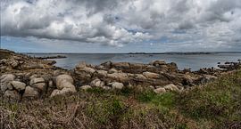 Panoramische Küstenlandschaft an der Atlantikküste der Bretagne von Hans Kool