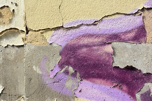 Afbladderende verf op een vervallen gevel