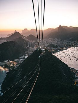 Téléphérique et vues de la montagne Sugerloaf à Rio de Janeiro au coucher du soleil