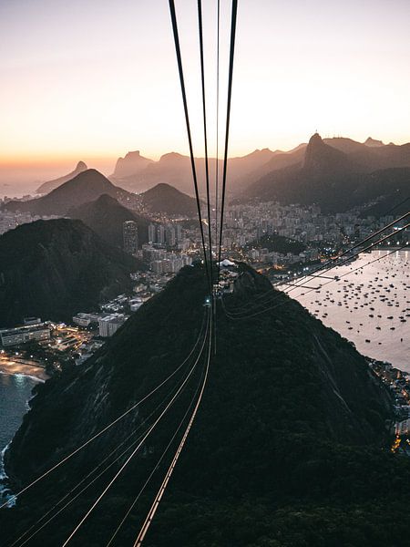 Kabelbaan en uitzicht vanaf Sugerloaf Mountain in Rio de Janeiro tijdens zonsondergang van Michiel Dros