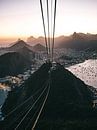 Kabelbaan en uitzicht vanaf Sugerloaf Mountain in Rio de Janeiro tijdens zonsondergang van Michiel Dros thumbnail