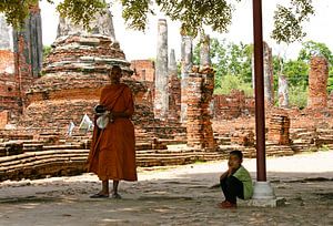 Buddhistischer Mönch und kleiner Junge in Ayutthaya von Gert-Jan Siesling