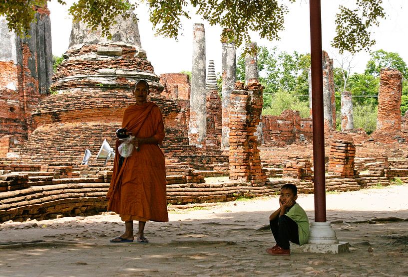 Moine bouddhiste et petit garçon à Ayutthaya par Gert-Jan Siesling