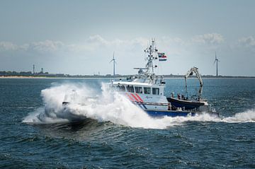 Le bateau de police P45 dans la vague sur Jan Georg Meijer