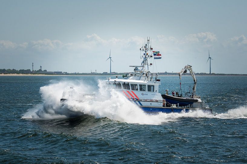 Polizeiboot P45 in der Welle von Jan Georg Meijer