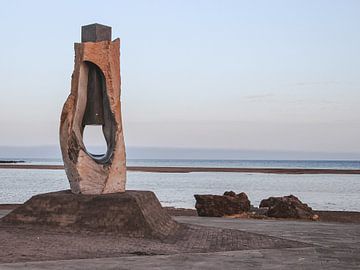 Stilleven aan zee: abstract sculptuur bij dageraad van Esma Vurgun