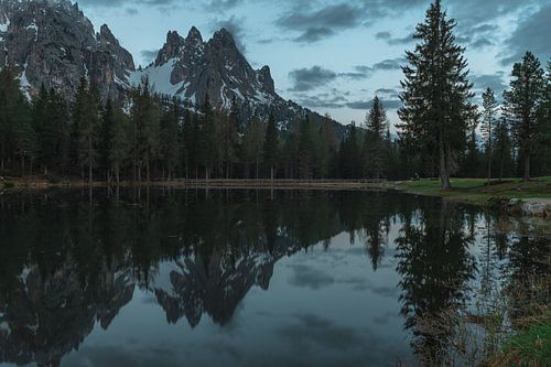 Reflets d'un lac des Dolomites