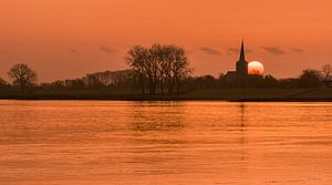 Sonnenaufgang an der Nicolaaskerk Ravenswaaij von Moetwil en van Dijk - Fotografie