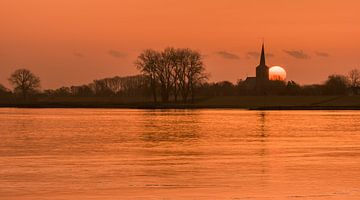 Lever de soleil à Nicolaaskerk Ravenswaaij sur Moetwil en van Dijk - Fotografie