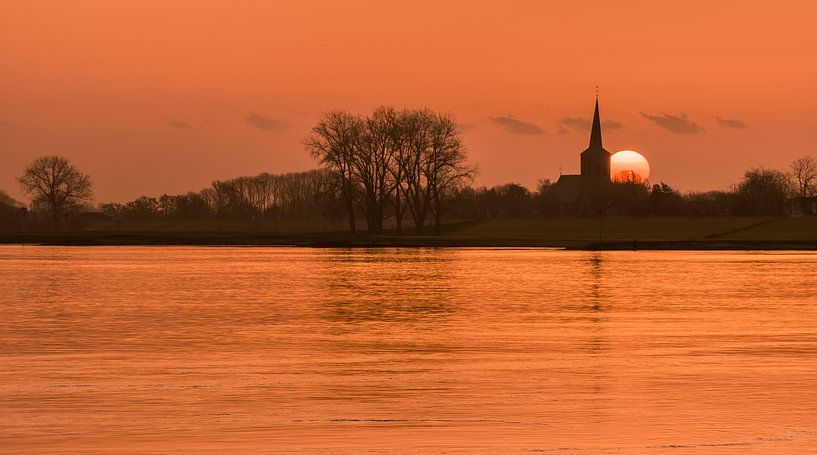 Lever de soleil à Nicolaaskerk Ravenswaaij par Moetwil en van Dijk - Fotografie