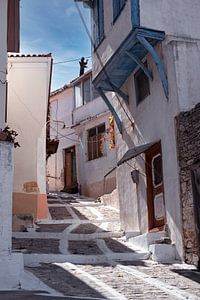 Charmante rue grecque dans la vieille ville de Vathy (ville de Samos) sur Angelique van Esch