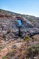 Een kijkje door de rotsen op Comino I Malta