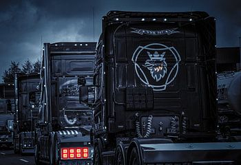 Drie trucks in zwart en wit.