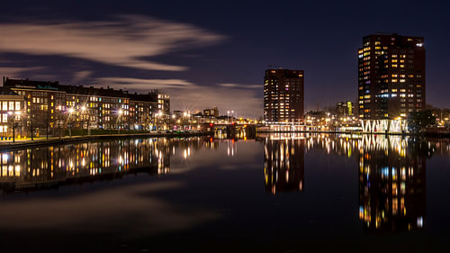 Weerspiegeling in de Coolhaven bij nacht