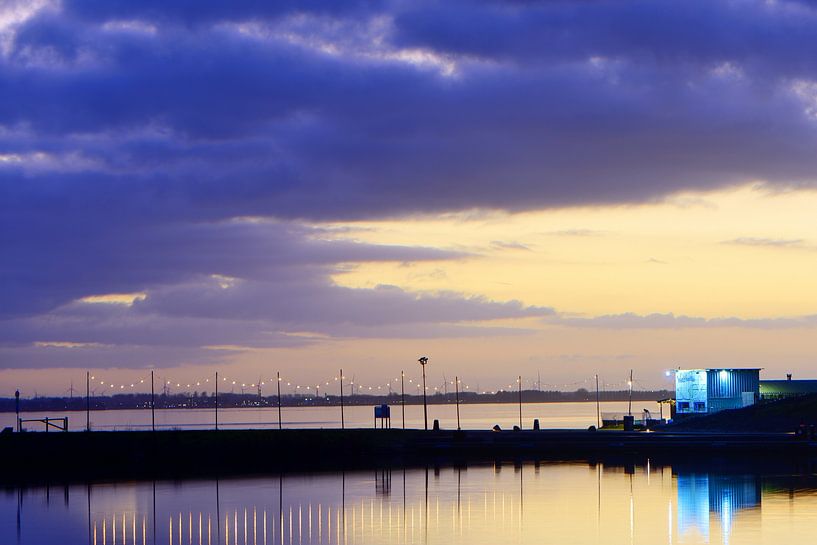 Een dam naar een eiland in de avond van Gerard de Zwaan