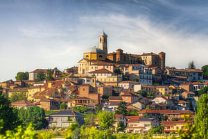 Montegrosso d''Blick auf das Bergdorf Asti im Monferrato