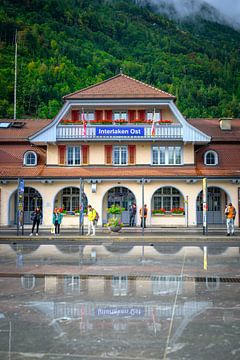 Symfonie van Water en Architectuur: Het Station van Interlaken
