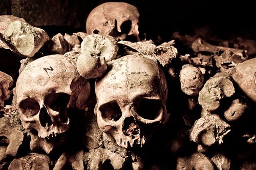 Totenköpfe in den Pariser Katakomben