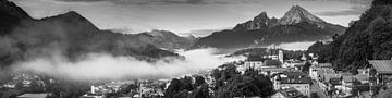 Berchtesgaden en Bavière avec panorama de montagne en noir et blanc sur Manfred Voss, Schwarz-weiss Fotografie