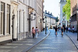 Nostalgische straat met mensen in beweging in Breda van Peter de Kievith Fotografie