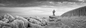 Vereister Leuchtturm auf Rügen in schwarzweiss .