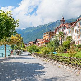 stunning lakeside promenade Brienzersee, pictorial houses and ga sur SusaZoom
