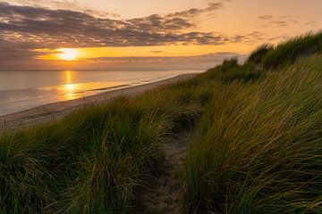 Rockanje strand met zonsondergang van Björn van den Berg