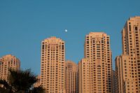 Dubai Marina Strand Wolkenkratzer mit Mond