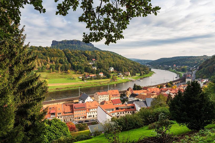 Uitzicht over de Elbe naar Saksisch Zwitserland van Rico Ködder