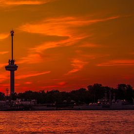 Sonnenuntergang über Rotterdam mit dem Euromast. von Ad Van Koppen Fotografie