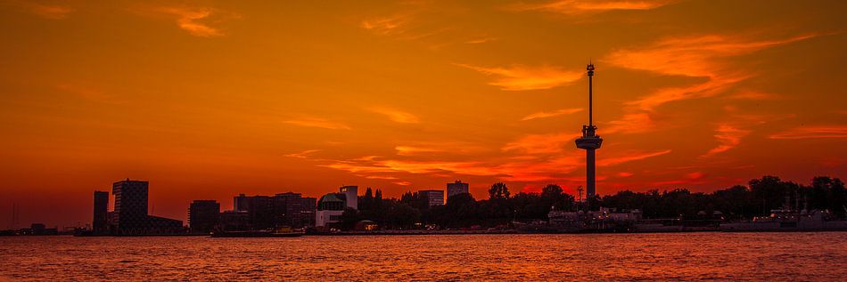 Zonsondergang boven Rotterdam met de Euromast.