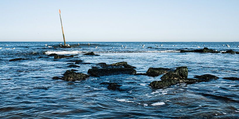Meerblick mit Wellenbrecher vom Strand von Scheveningen von MICHEL WETTSTEIN