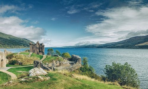 Urquhart kasteelruïnes aan het meer van Loch Ness in de Schotse Hooglanden.  Schotland deluxe!