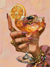 Main de femme tenant un cocktail et des bijoux sur Lina van Oers