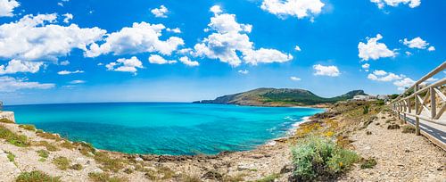 Panoramisch uitzicht op het strand Cala Mesquida bij Cala Ratjada op Mallorca, Balearen