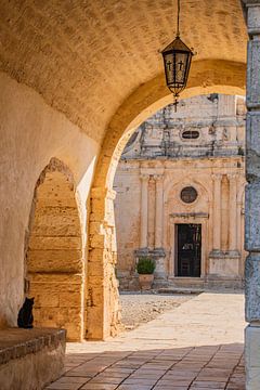 Doorkijkje klooster Kreta van Bianca Kramer