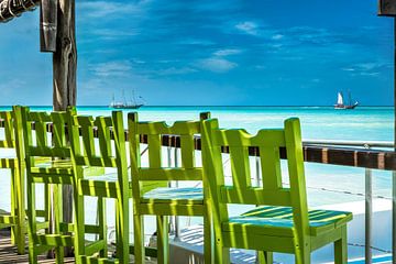 Uitzicht op het strand en de turquoise zee in het Caribisch gebied. van Voss Fine Art Fotografie
