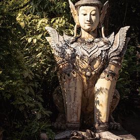 Mythologische figuur, beeld, tempel Thailand van Kim van Dijk