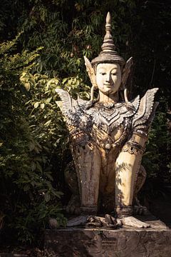 Mythologische figuur, beeld, tempel Thailand van Kim van Dijk