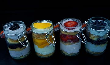 Joghurt-Sahne-Bisquit und frische Früchte im Glas