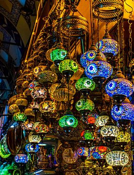 Lampen in de bazaar van Oguz Özdemir