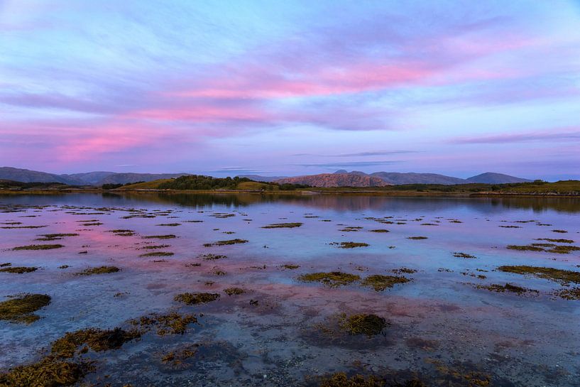 Zonsondergang boven het blauwe water van noord Noorwegen van Jasper den Boer