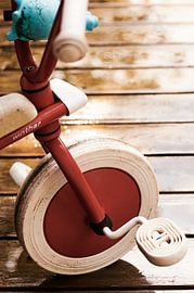 Tricycle pour enfants sur une terrasse pluvieuse sur Michael Moser