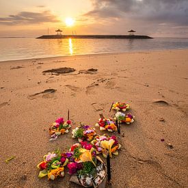 The sandy beach of Sanur in Bali with offerings at sunrise by Fotos by Jan Wehnert