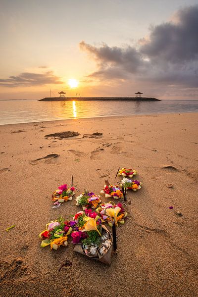 Het zandstrand van Sanur op Bali met offers bij zonsopgang van Fotos by Jan Wehnert