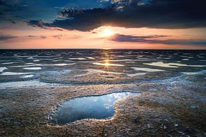 Wattenmeer mit untergehender Sonne