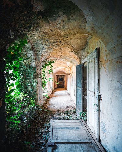 Corridor dans un monastère abandonné.