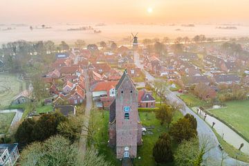 St. Ludgerkerk (Garnwerd) bei Sonnenaufgang von Droninger